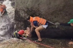 Cứu hai khách nước ngoài bị sóng cuốn vào hốc đá giữa biển