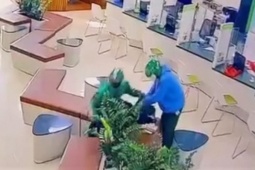 CLIP: Vừa xảy ra vụ cướp ngân hàng táo tợn tại Gia Lai