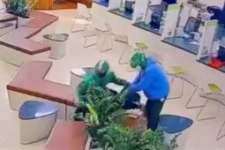 CLIP: Vừa xảy ra vụ cướp ngân hàng táo tợn tại Gia Lai