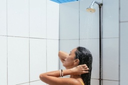 Vì sao không nên tắm lâu quá 10 phút?