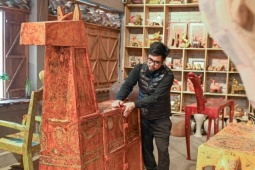 Khách Đà Nẵng chi 400 triệu săn bàn ghế sơn mài hình ngựa ở Hà Nội