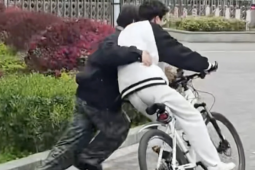 Kiếm bộn tiền bằng nghề dạy người lớn đi xe đạp