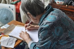 Bi kịch tuổi già: Nhờ con trai giữ tiền, cụ bà ôm hối hận muộn màng