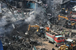 Trung tâm thương mại cháy ròng rã 1 ngày ở Pakistan, số người chết tăng cao