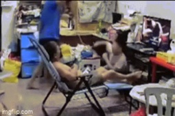 Cậu ruột bị bắt vì đánh đập, ném ghế vào các cháu