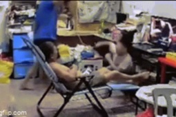 Cậu ruột bị bắt vì đánh đập, ném ghế vào các cháu