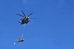 Trực thăng UH-60 Israel rơi cắm đầu xuống đất trong khi được vận chuyển