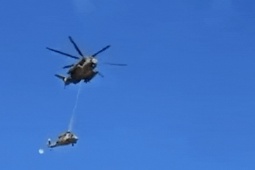 Trực thăng UH-60 Israel rơi cắm đầu xuống đất trong khi được vận chuyển