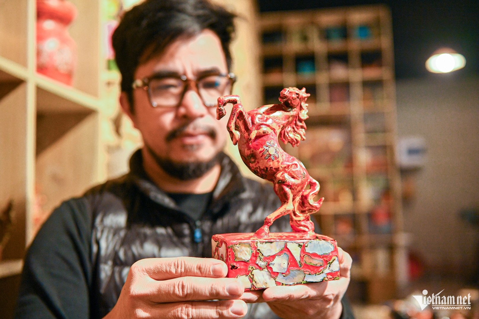 Điều đặc biệt, 2.026 tác phẩm này có tạo hình, sắc thái, trang trí họa tiết hoàn toàn khác nhau. Có con ngựa được tạo tác mạnh mẽ, dữ dội; có con ngựa mang hình dáng trầm lắng, nội tâm; cũng có con ngựa bầu bĩnh, dễ thương, gần gũi