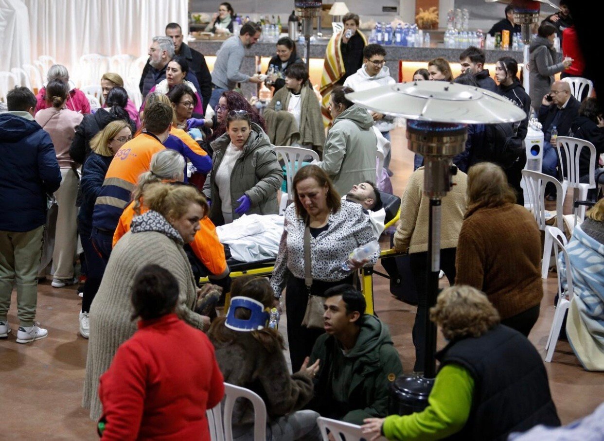 Cứu hộ các nạn nhân tại hiện trường vụ đâm tàu. (Ảnh: Reuters)