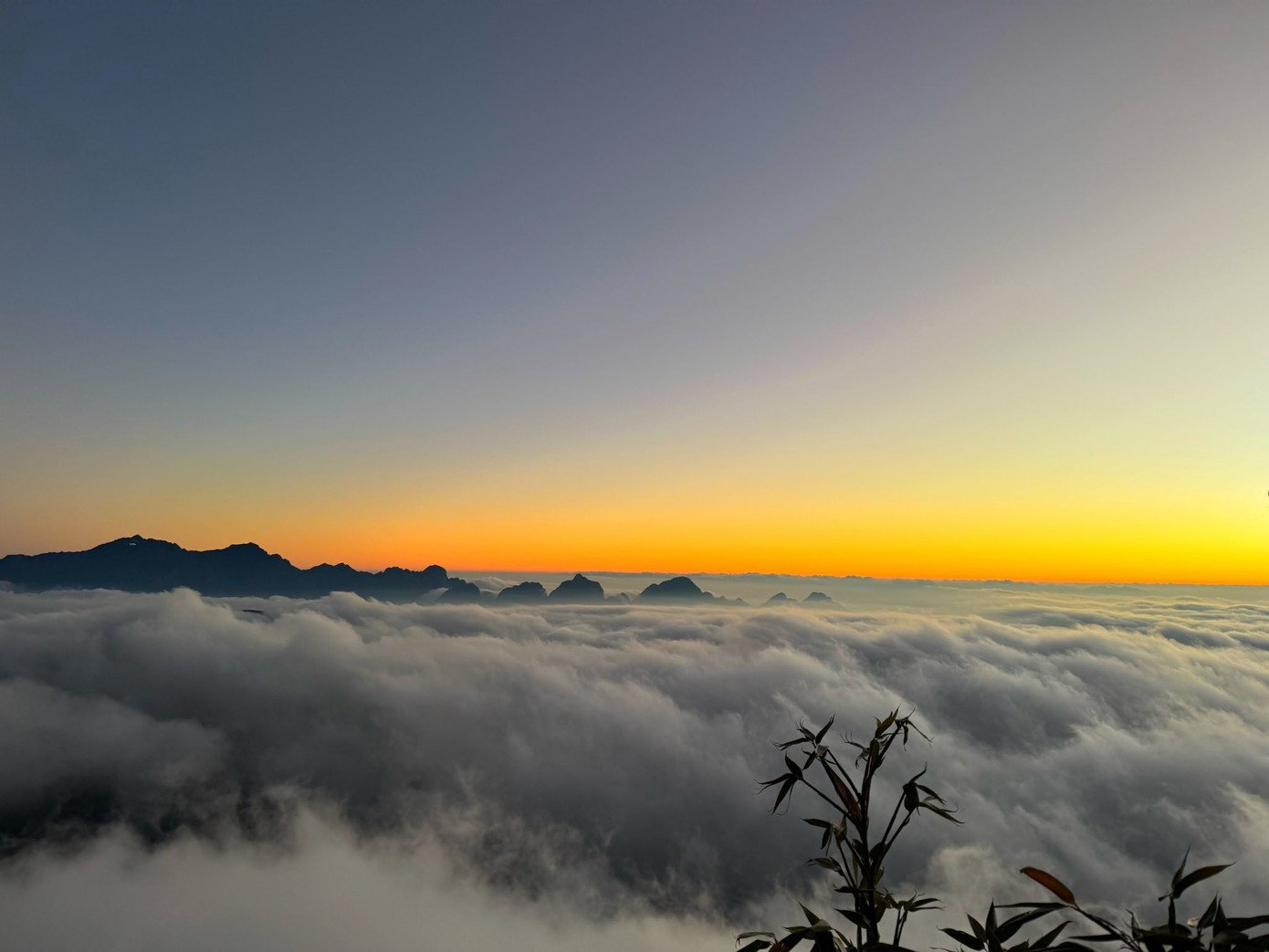 Theo anh Sơn, nhóm của anh may mắn bắt gặp biển mây trên đỉnh núi. Khi đó, mặt trời chưa khuất hẳn, ánh nắng len qua từng lớp mây trắng dày đặc, mở ra khung cảnh lung linh.