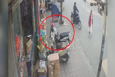Clip: Hai tên trộm xe máy ra tay giữa ban ngày trước mặt cô gái mà không biết