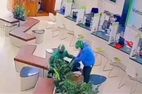 CLIP: Vừa xảy ra vụ cướp ngân hàng táo tợn tại Gia Lai