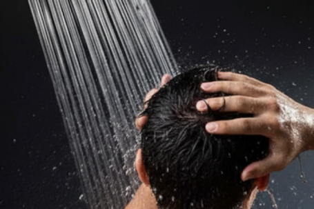 Ngày nắng, đêm lạnh và rủi ro từ thói quen tắm khuya