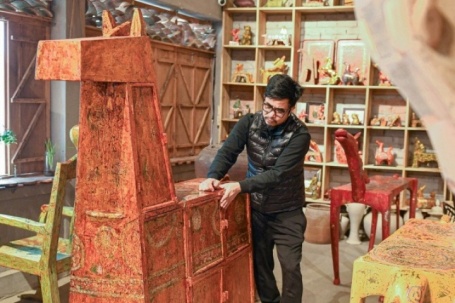 Khách Đà Nẵng chi 400 triệu săn bàn ghế sơn mài hình ngựa ở Hà Nội