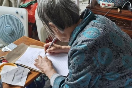 Bi kịch tuổi già: Nhờ con trai giữ tiền, cụ bà ôm hối hận muộn màng