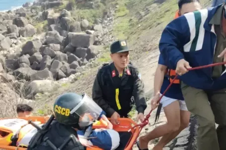 CLIP: Hai du khách nước ngoài mắc kẹt trong hốc đá khi tắm biển ở Đắk Lắk