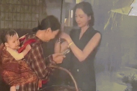 100 triệu người phẫn nộ vì bé sơ sinh bị dầm mưa trong nhiều giờ