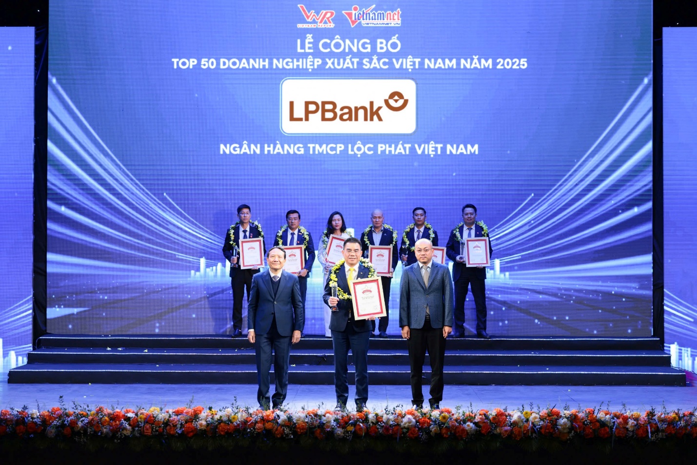 Ông Hồ Nam Tiến – Chủ tịch HĐQT LPBank (giữa) nhận cúp và chứng nhận Top 50 Vietnam The Best từ Ban tổ chức
