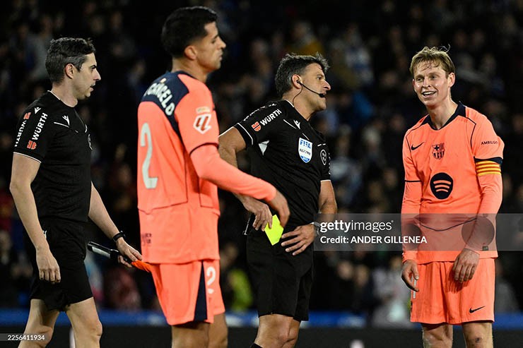 De Jong không hài lòng với trọng tài chính Gil Manzano