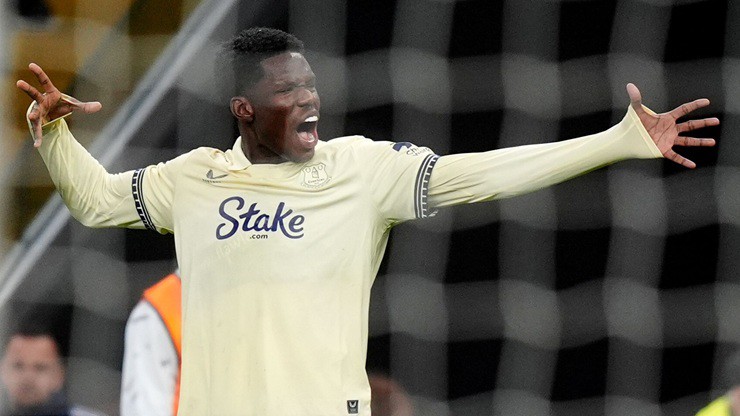 Thierno Barry trừng phạt sai lầm của hàng thủ Aston Villa