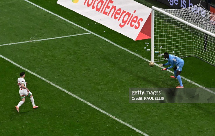 Brahim Diaz phải chờ tới 17 phút mới được thực hiện quả phạt đền trong thời gian bù giờ hiệp hai và đã sút panenka thẳng vào tay thủ môn Edouard Mendy