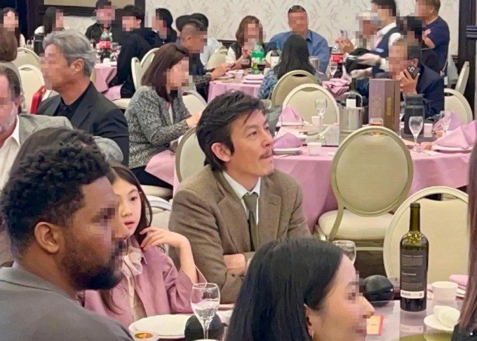 Gia đình Trần Quán Hy, Tần Thư Bồi cùng tham gia một tiệc cưới ở Los Angeles hôm cuối tuần. Ngoại hình của anh gây nhiều chú ý: râu lởm chởm, tóc dài, gương mặt lộ rõ dấu thời gian. Các bình luận trên mạng xã hội bông đùa rằng Trần Quán Hy 'trông giống thám tử râu kẽm Kogoro Mori', 'ngày càng giống diễn viên hài Triệu Bản Sơn'.