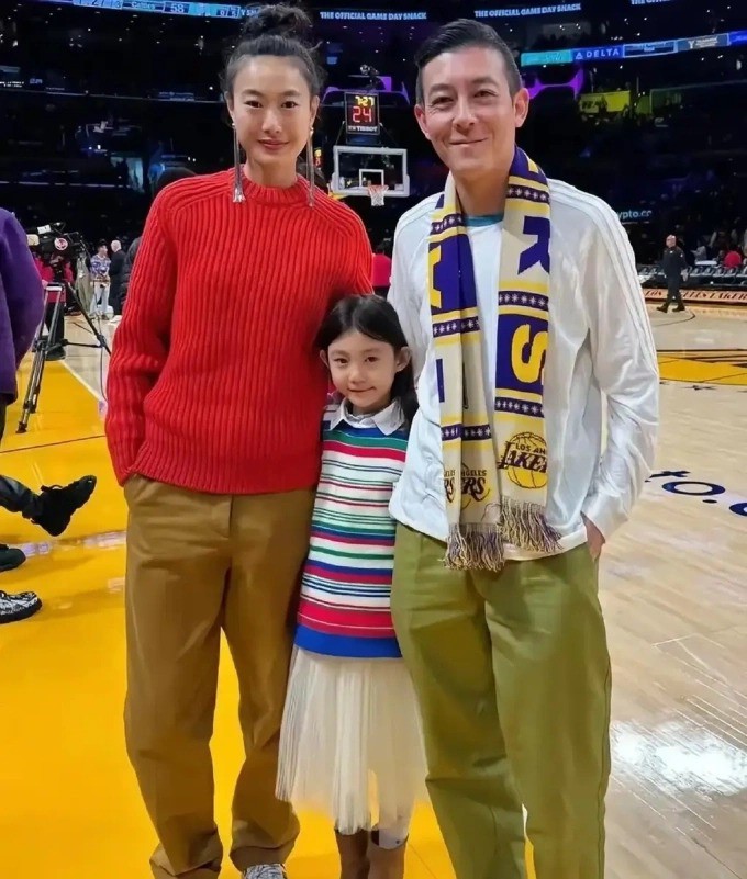 Gia đình cùng nhau xem một trận đấu của đội bóng rổ NBA Lakers năm 2025. Dù không chú trọng ngoại hình, họ tập trung vào chất lượng cuộc sống.