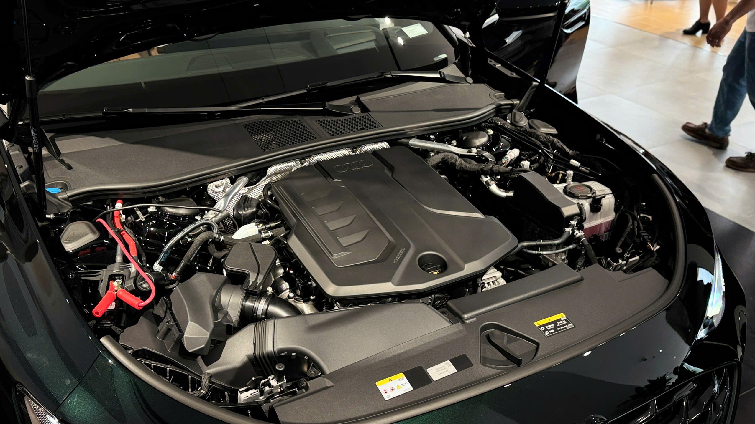 Audi A6 được trang bị khối động cơ xăng I4, dung tích 2.0L TFSI, cho công suất 196 mã lực.