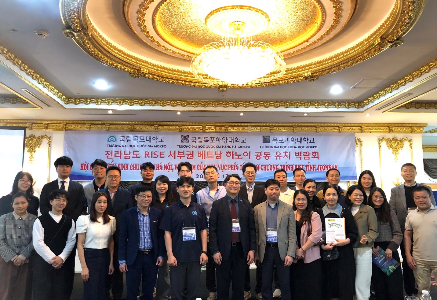 Hội chợ diễn ra thành công - Ảnh: N. Hiền