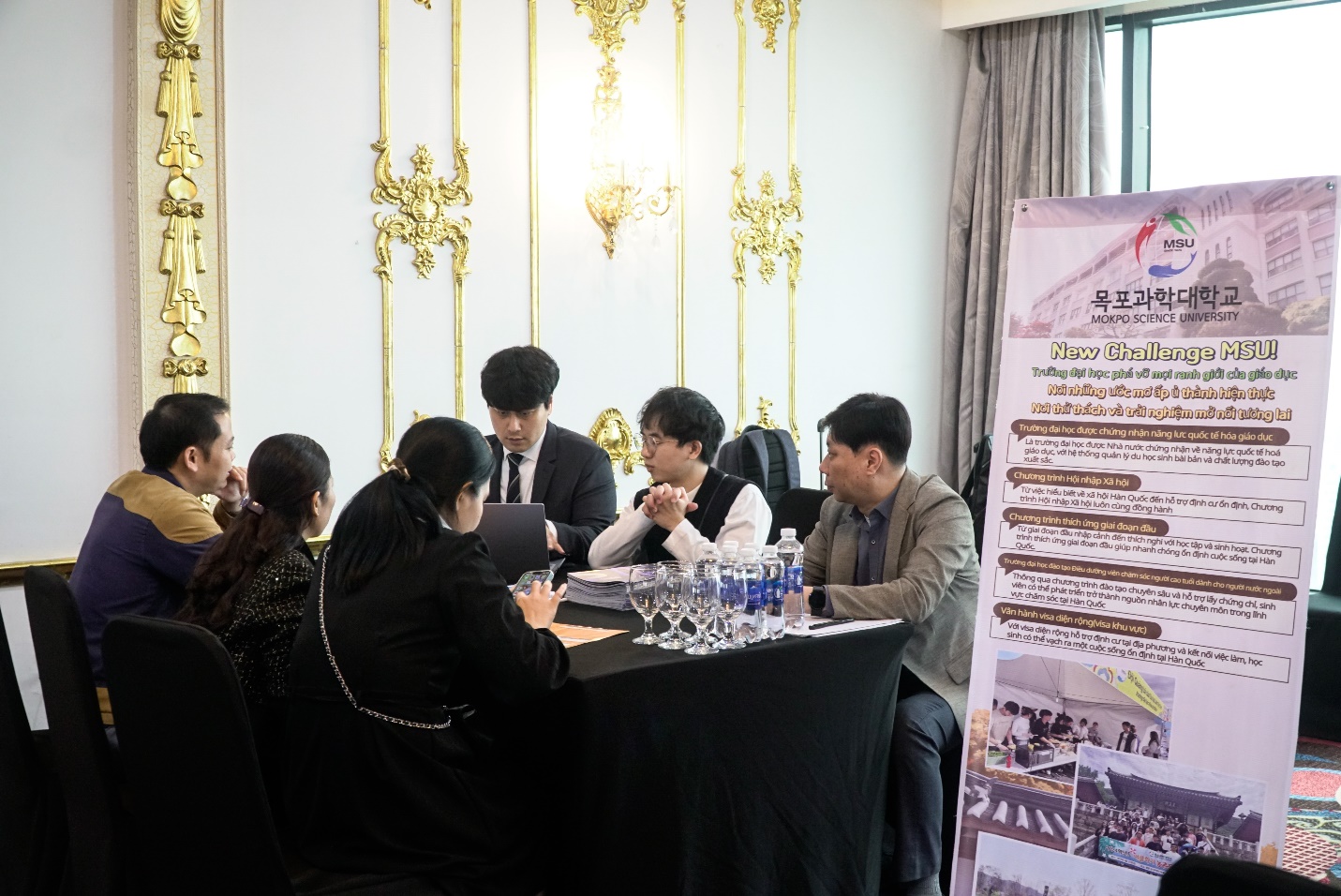 Mọi thắc mắc về ngành học, học phí đều được giải đáp tại sự kiện - Ảnh: N. Hiền