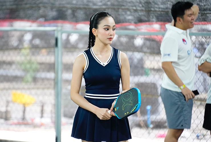 Hoa khôi Đặng Yến và bạn bè sẵn sàng đi "bão"