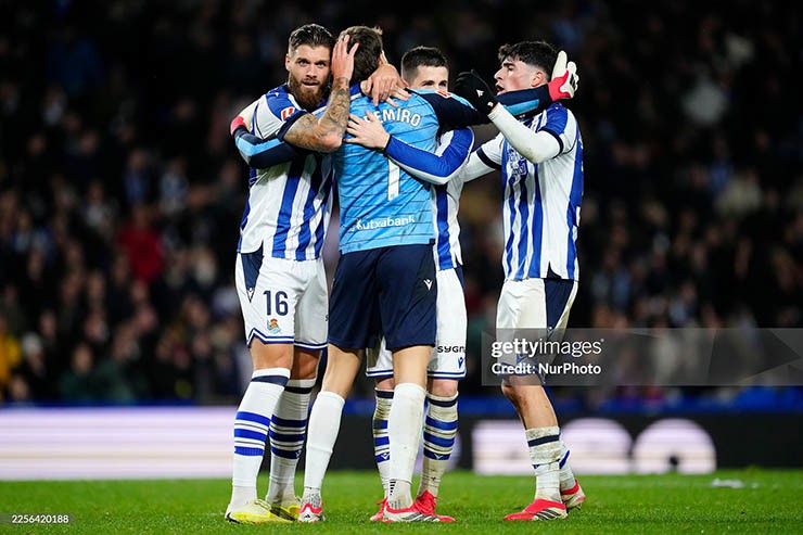 Sociedad giành chiến thắng theo cách điên rồ