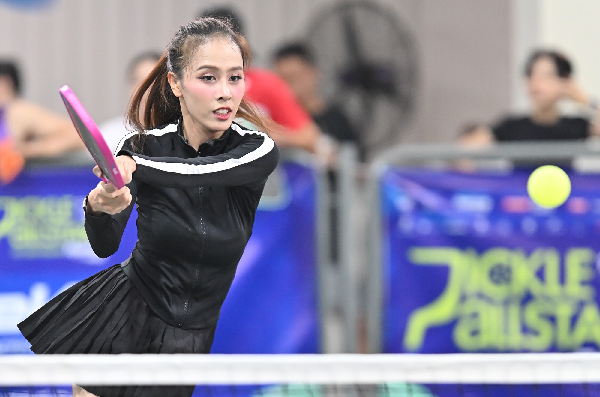 “Thi đấu ở nội dung đặc biệt này mang đến cảm giác khác lạ, áp lực hơn rất nhiều khi đối thủ của tôi bên phía đối diện cũng là VĐV chuyên nghiệp. Điều này phần nào khiến tôi bị tâm lý, có những pha xử lý không tốt”.