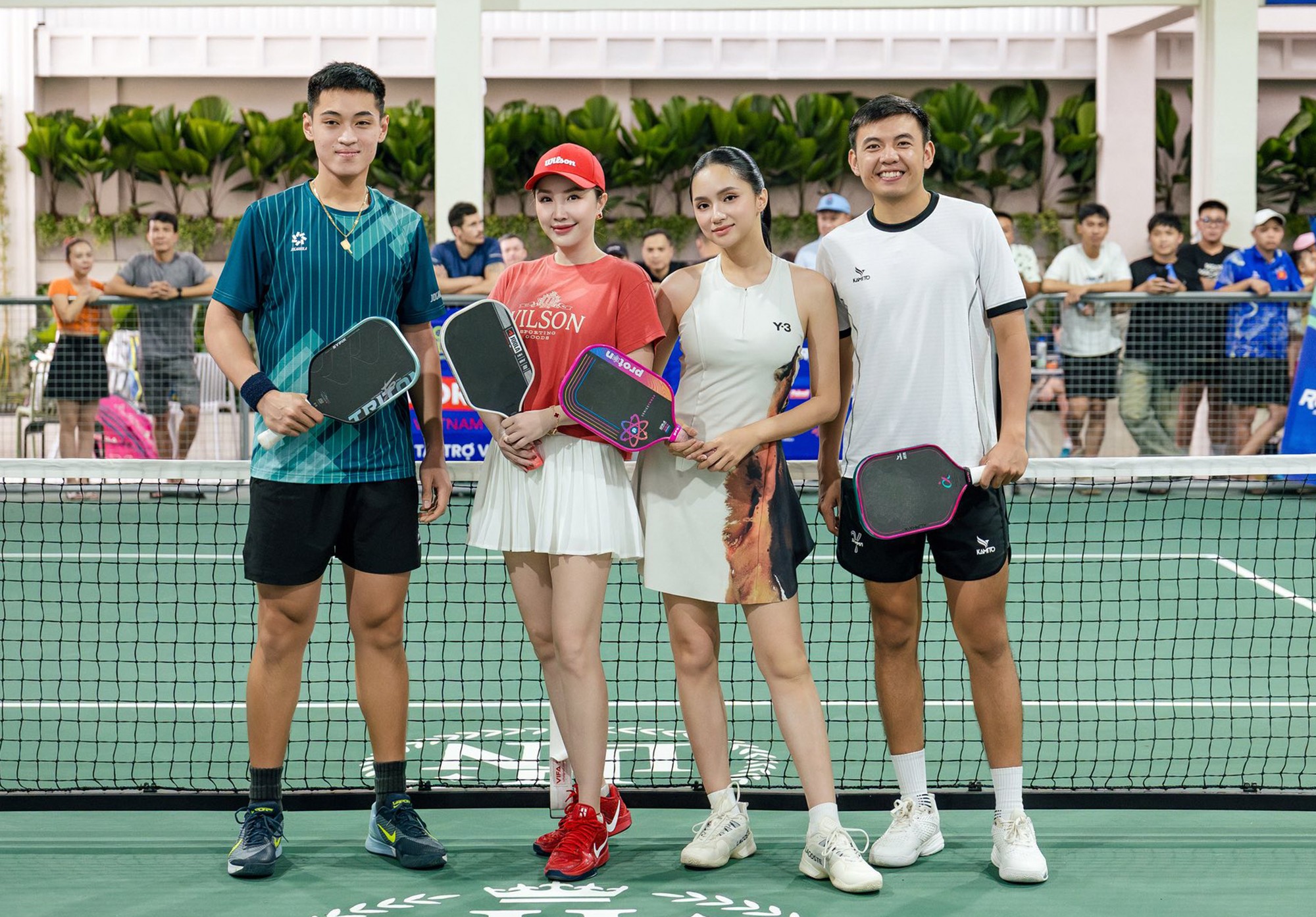 Đặc biệt ở trận đấu tứ kết, so tài cùng đôi ca sĩ Bảo Thy và tay vợt top đầu Việt Nam Trương Vinh Hiển, Hương Giang có nhiều pha phòng thủ cực hay trước các cú đập uy lực của Vinh Hiển làm người hâm mộ trầm trồ, góp phần vào chiến thắng của đội.