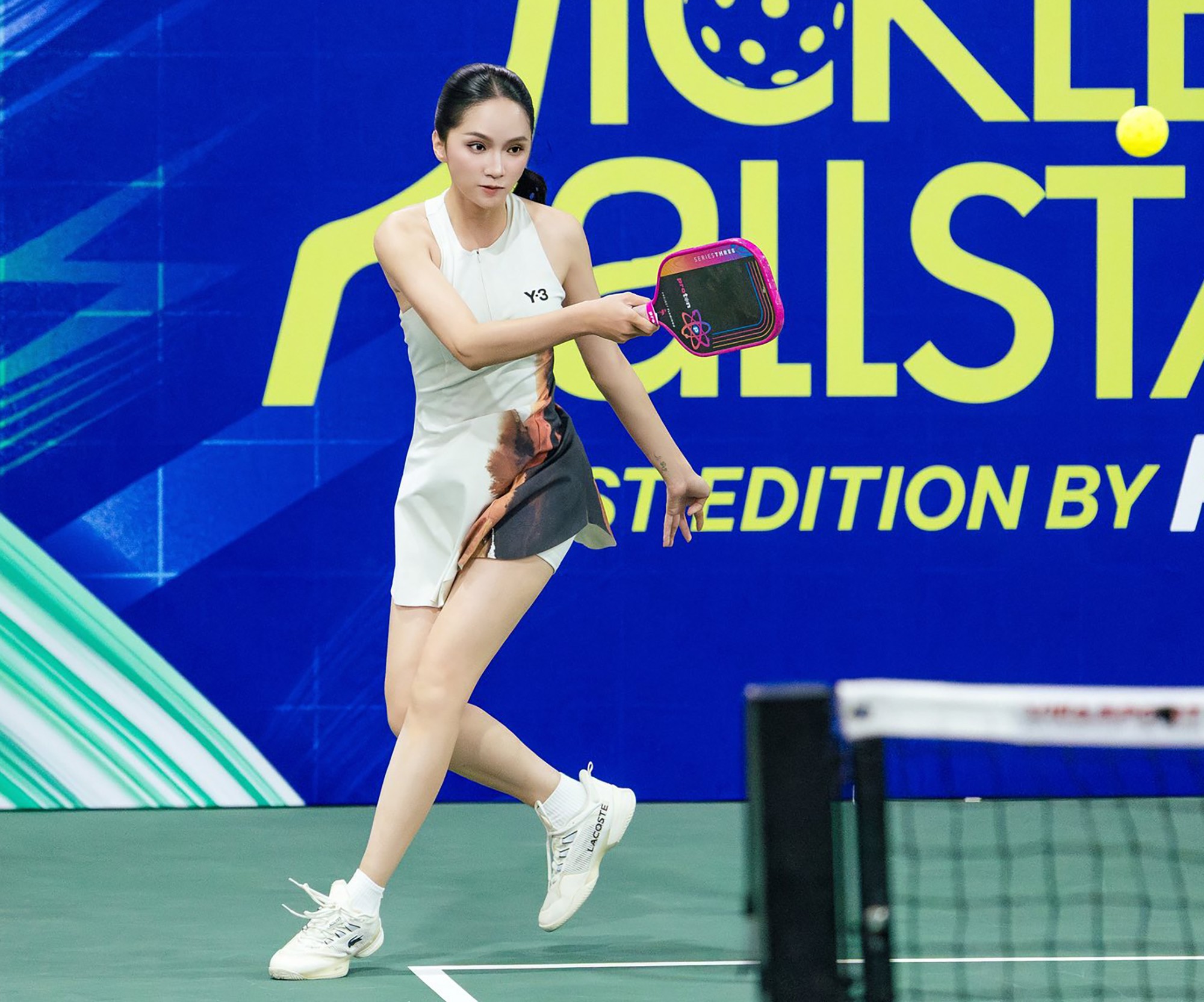 “Tôi mới tập luyện pickleball được khoảng 6 tháng nhưng không đều do lịch trình công việc bận rộn. Tôi chỉ mới tập trung tập luyện trong khoảng 2 tuần vừa qua cho giải đấu. Vì vậy mà tôi chỉ đầu tư tập nhiều về phòng thủ. Sau giải đấu này, tôi sẽ tập trung tập luyện để có thể tấn công tốt hơn. Là đội chủ nhà, tôi cô thi đấu với tinh thần khá thoải mái, không đặt nặng chỉ tiêu. Tôi rất vui khi mình có danh hiệu pickleball đầu tiên”, nàng hậu chia sẻ.