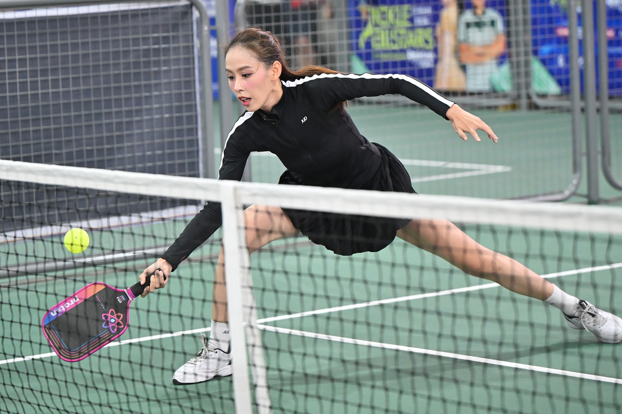 Gây ấn tượng không kém ở giải đấu này là Ngọc Hằng. Nàng á hậu xinh đẹp gây “sốt” với khán giả bằng những pha bóng mãn nhãn. Thậm chí Ngọc Hằng có nhiều pha xử lý đầy tự tin, đôi công với các tay vợt chuyên nghiệp và giành được phần thắng làm khán giả vỗ tay vang dội.