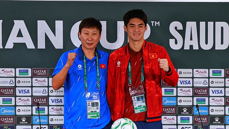 HLV Kim Sang Sik và thủ môn Trung Kiên