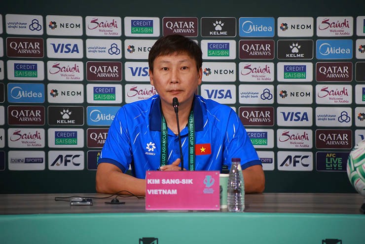 HLV Kim Sang Sik chia sẻ trong buổi họp báo