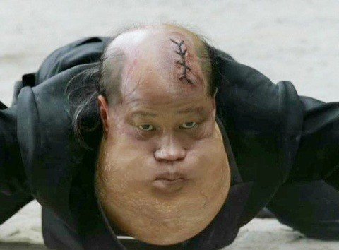 Vai Hỏa Vân Tà Thần trong Tuyệt đỉnh Kungfu giúp Lương Tiểu Long ghi dấu ấn sâu đậm.