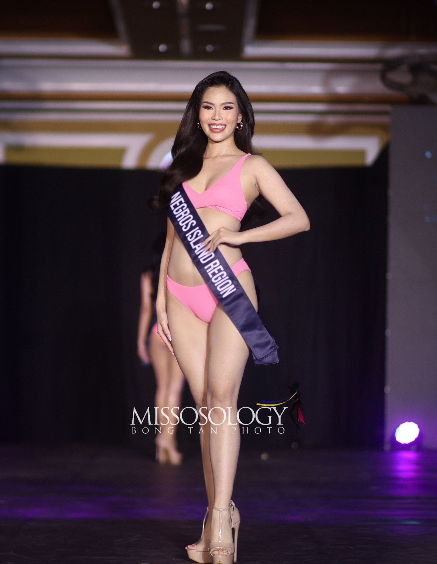 Cũng tại họp báo, 24 thí sinh trình diễn đồng phục bikini màu hồng trước báo giới. Cuộc thi Hoa hậu Thế giới Philippines 2026 khởi động từ cuối năm 2025, chung kết dự kiến diễn ra ngày 3/2/2026. Người chiến thắng đại diện Philippines tham dự Hoa hậu Thế giới lần thứ 73 ở Ấn Độ.