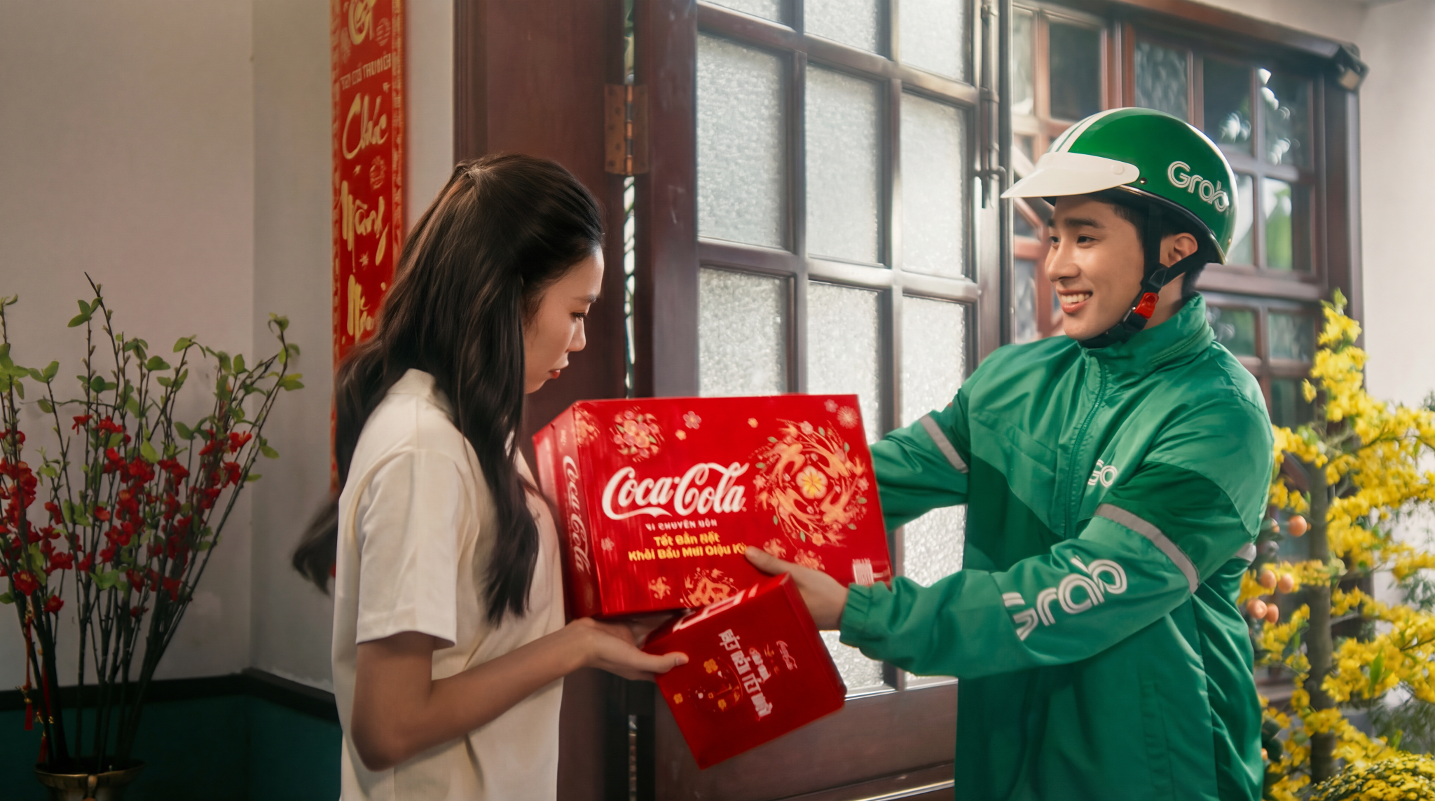 “Anh Grab Sơn Lê” giao Coca-Cola, đóng vai trò "chất xúc tác" gắn kết các gia đình.