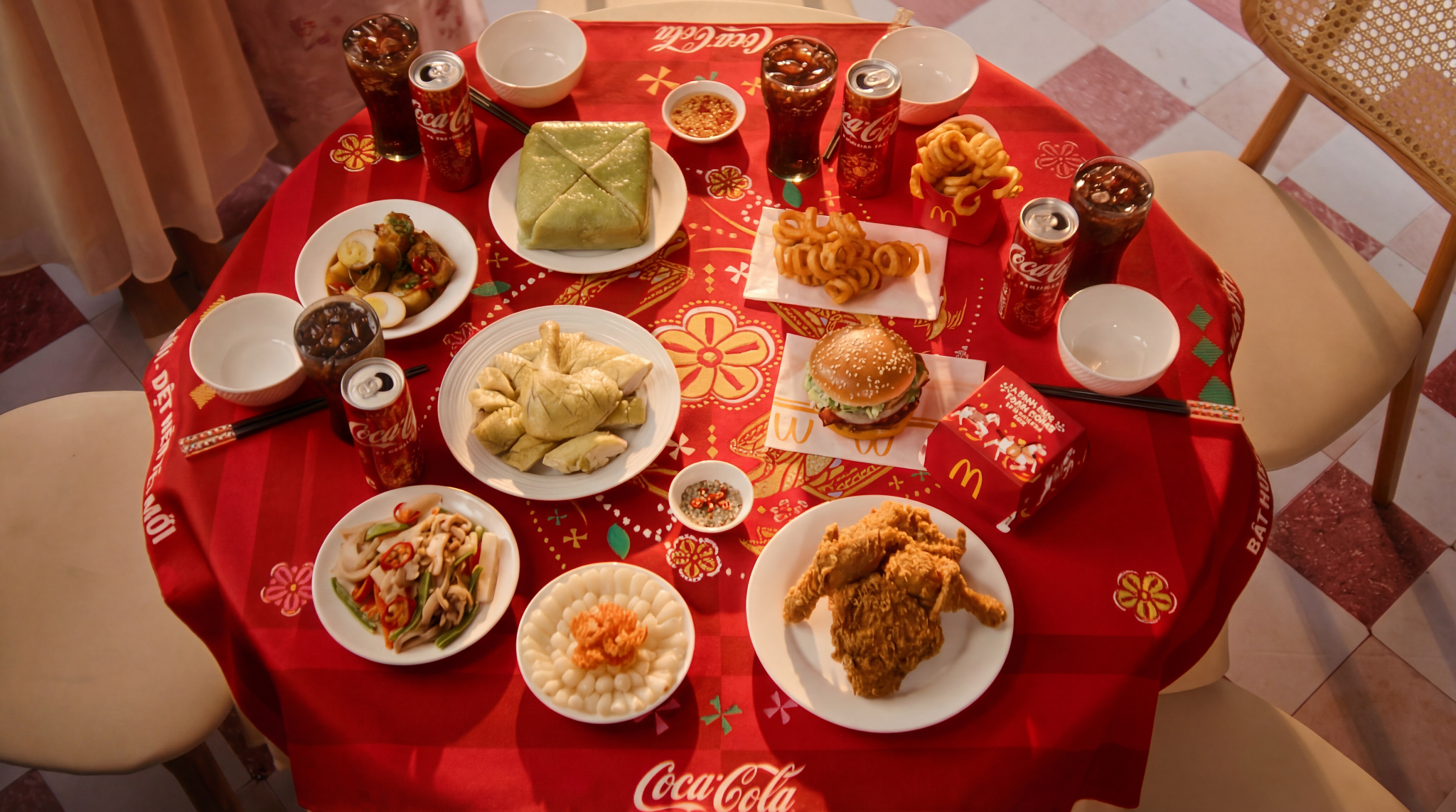 Khăn Trải Bàn Giao Thoa giúp hóa giải những khác biệt thế hệ ngay trên bàn ăn ngày Tết.