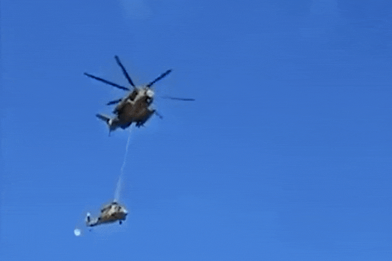 Trực thăng UH-60 Israel rơi cắm đầu xuống đất trong khi được vận chuyển - 1