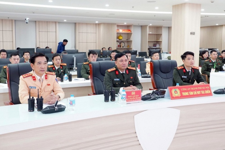 Cùng với các lực lượng trực tiếp bảo đảm an ninh, trật tự tại khu vực diễn ra Đại hội, lực lượng làm nhiệm vụ tại Trung tâm Chỉ huy Công an thành phố Hà Nội cũng được đặt trong trạng thái trực chiến 100% (Trong ảnh: Đại tá Nguyễn Tiến Đạt, Phó Giám đốc CATP Hà Nội trực tiếp chỉ đạo công tác đảm bảo an ninh trật tự phục vụ Đại hội Đảng tại Trung tâm chỉ huy)