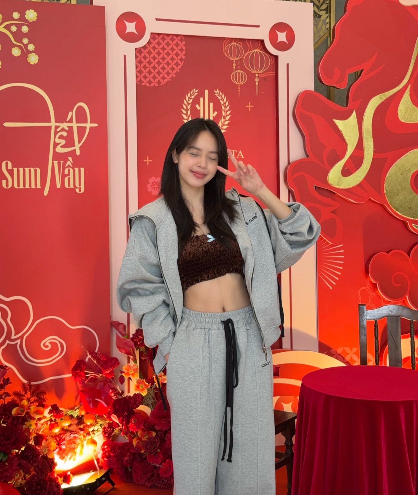 Từ sau khi hết nhiệm kỳ, thay vì những thiết kế dạ hội lộng lẫy, Thanh Thủy thường&nbsp;xuất hiện với trang phục tối giản, phóng khoáng, mang hơi thở đời sống. Vòng eo con kiến luôn là điểm nhấn trong các outfit đời thường của người đẹp này.