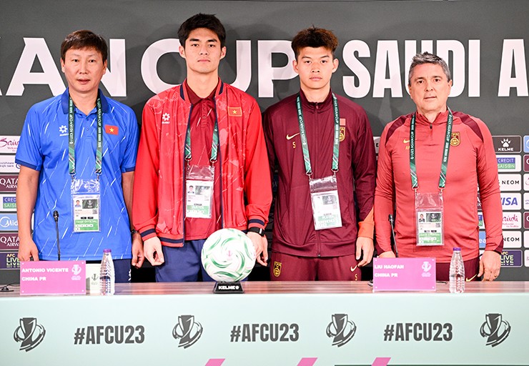 HLV Kim Sang Sik và Trung Kiên dự họp báo trước trận gặp U23 Trung Quốc.