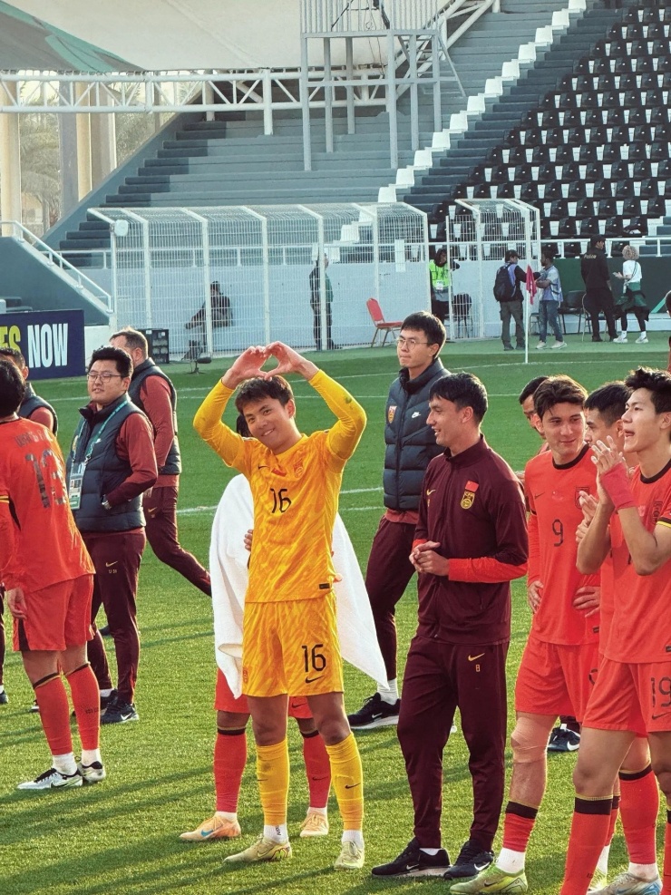 Li Hao tạo hình trái tim gửi tới bạn gái trên khán đài.