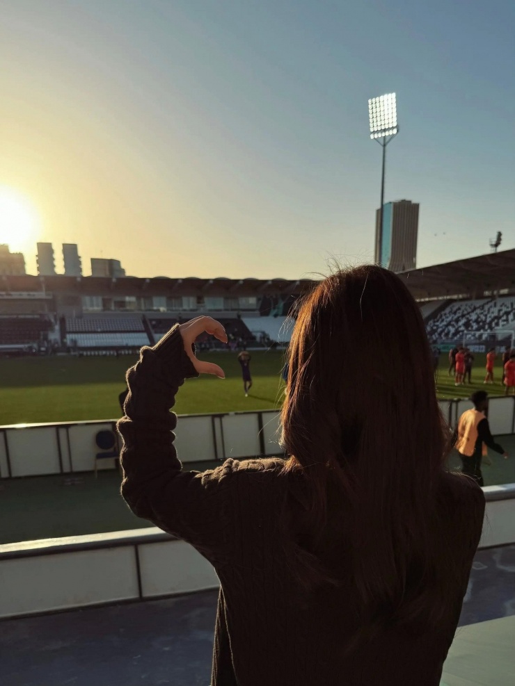 Bạn gái anh cũng đáp lại bằng cử chỉ tương tự.