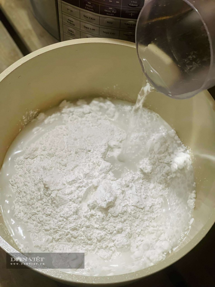 Đổ 200ml nước lọc vào bột gạo